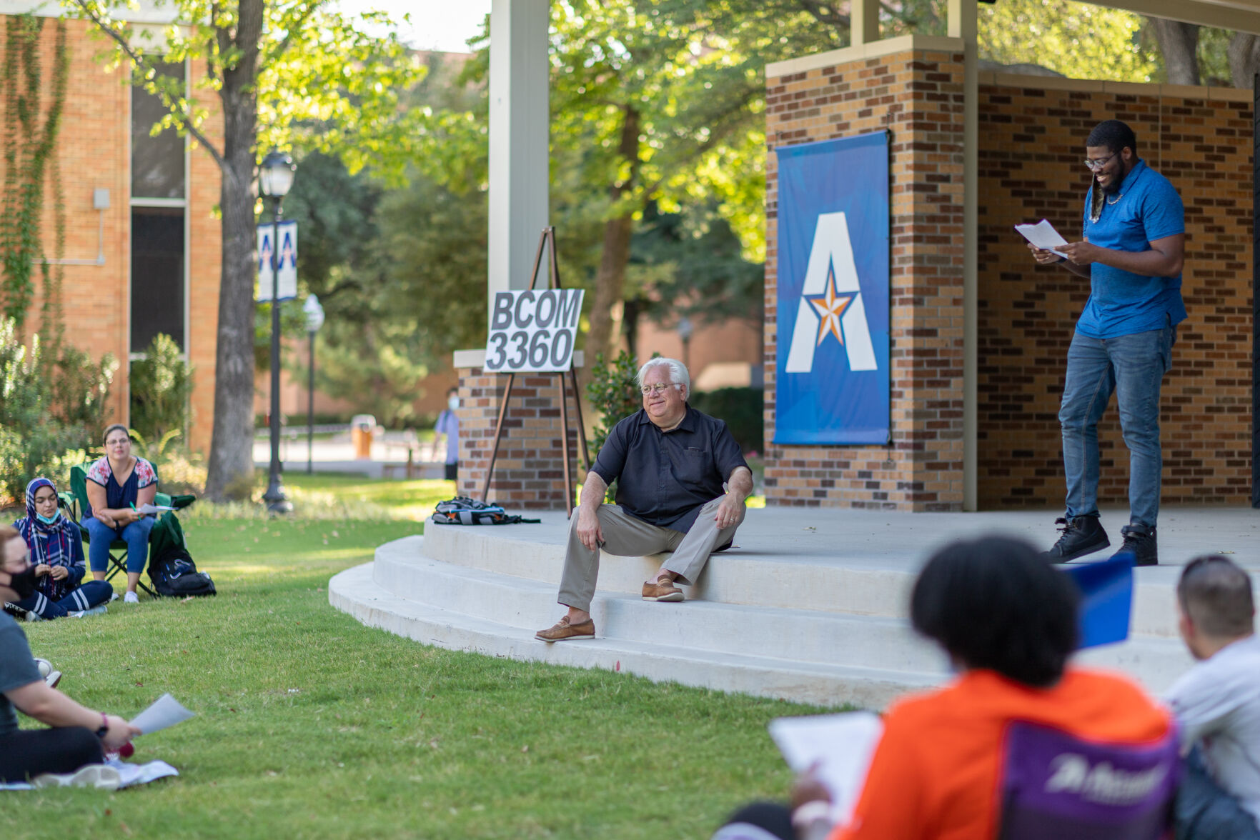 Photos: Professor starts hybrid online/in-person course by holding class in Brazos Park